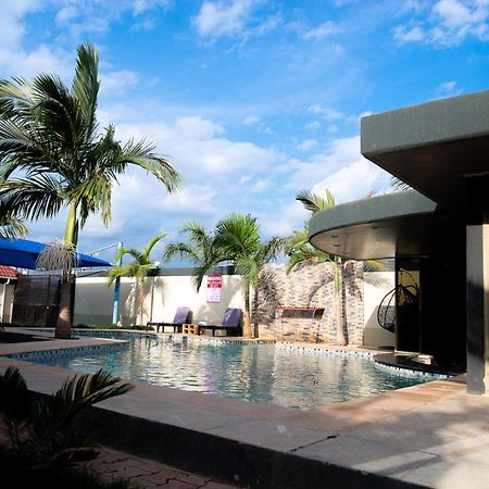 Emc Fully Furnished &Serviced Villas 4 Bedroom With Solar Power , Private Pool, Starlink Wifi ,Aircons & Dstv ルサカ エクステリア 写真