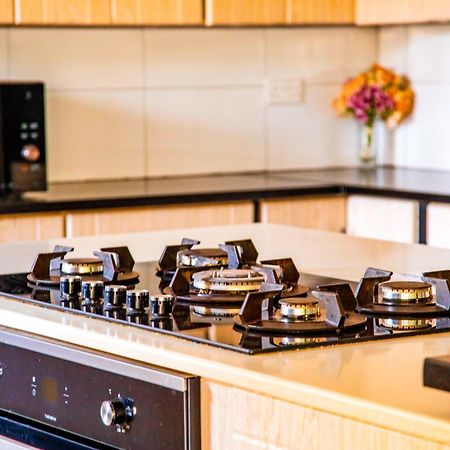 Emc Fully Furnished &Serviced Villas 4 Bedroom With Solar Power , Private Pool, Starlink Wifi ,Aircons & Dstv ルサカ エクステリア 写真
