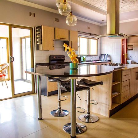 Emc Fully Furnished &Serviced Villas 4 Bedroom With Solar Power , Private Pool, Starlink Wifi ,Aircons & Dstv ルサカ エクステリア 写真
