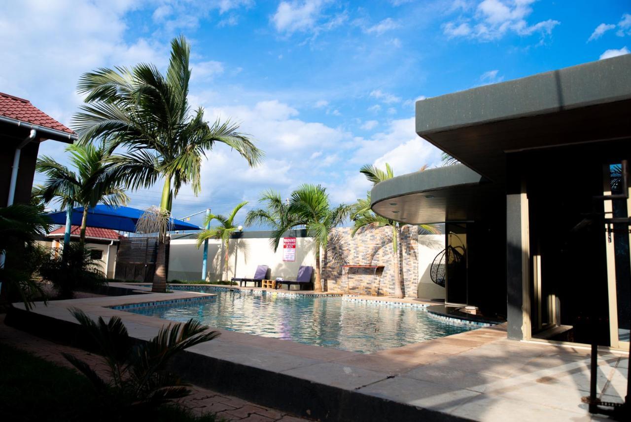 Emc Fully Furnished &Serviced Villas 4 Bedroom With Solar Power , Private Pool, Starlink Wifi ,Aircons & Dstv ルサカ エクステリア 写真