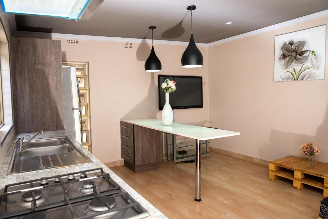 Emc Fully Furnished &Serviced Villas 4 Bedroom With Solar Power , Private Pool, Starlink Wifi ,Aircons & Dstv ルサカ エクステリア 写真