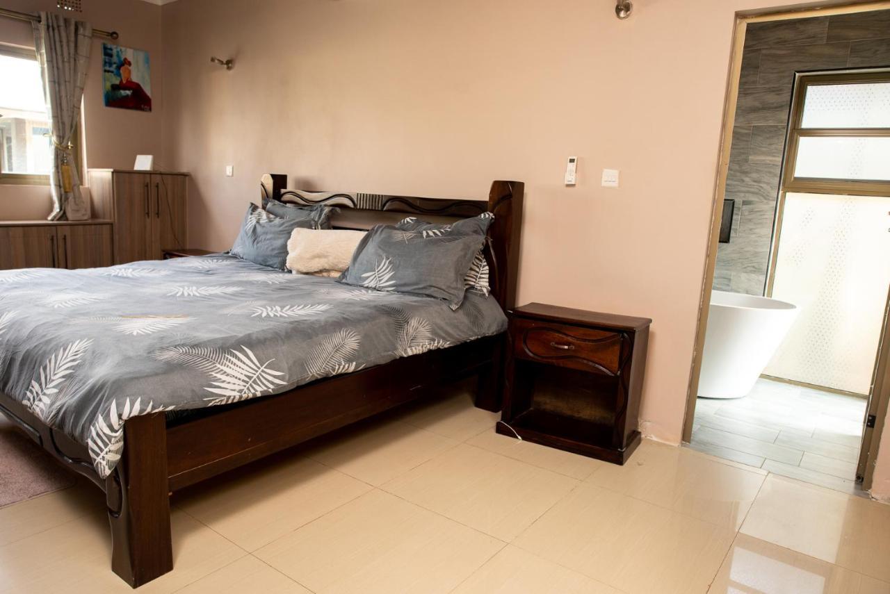 Emc Fully Furnished &Serviced Villas 4 Bedroom With Solar Power , Private Pool, Starlink Wifi ,Aircons & Dstv ルサカ エクステリア 写真