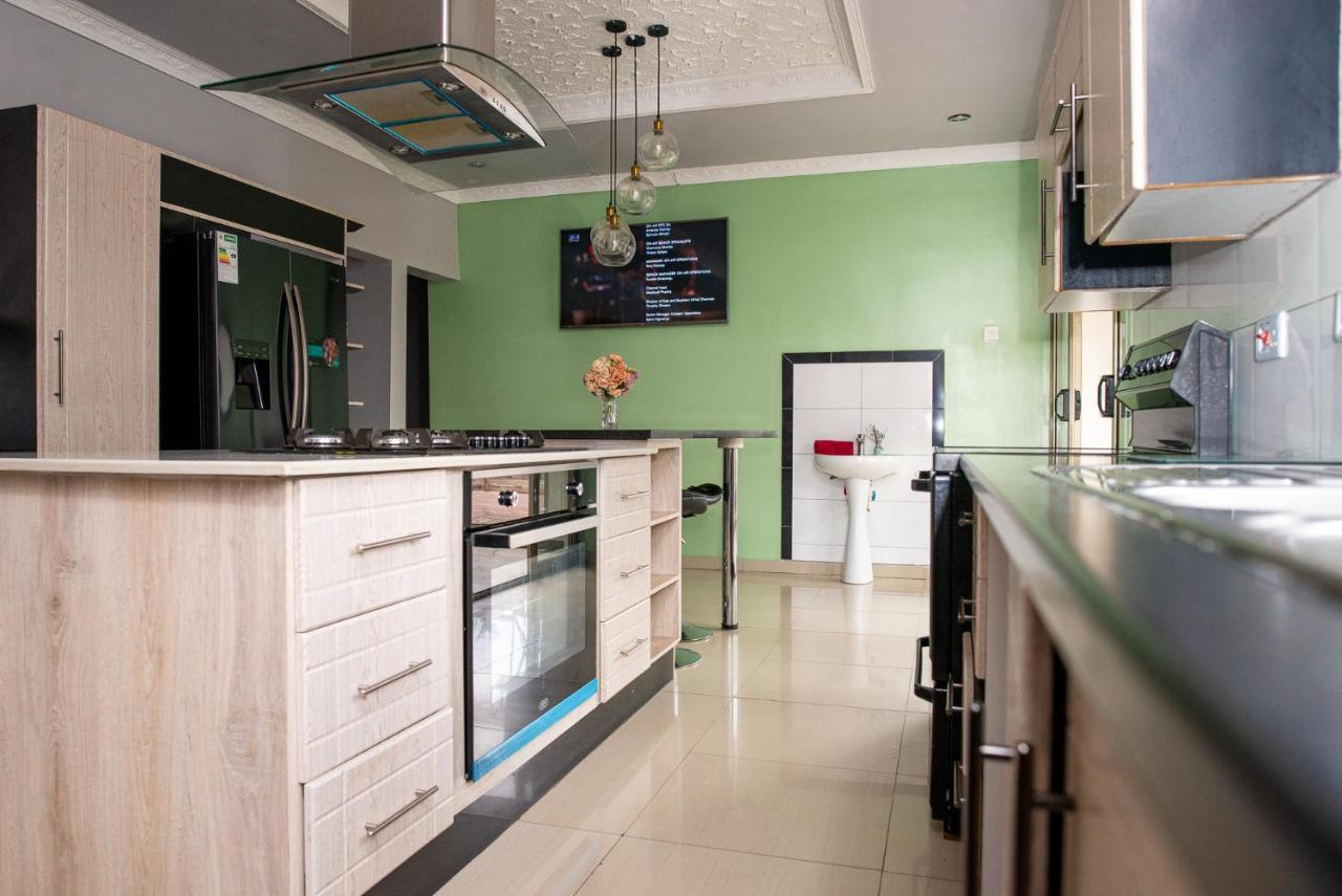 Emc Fully Furnished &Serviced Villas 4 Bedroom With Solar Power , Private Pool, Starlink Wifi ,Aircons & Dstv ルサカ エクステリア 写真