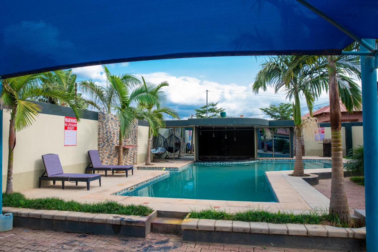 Emc Fully Furnished &Serviced Villas 4 Bedroom With Solar Power , Private Pool, Starlink Wifi ,Aircons & Dstv ルサカ エクステリア 写真
