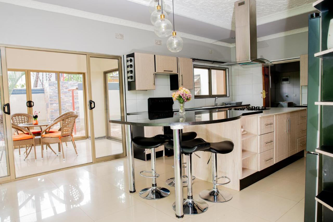 Emc Fully Furnished &Serviced Villas 4 Bedroom With Solar Power , Private Pool, Starlink Wifi ,Aircons & Dstv ルサカ エクステリア 写真