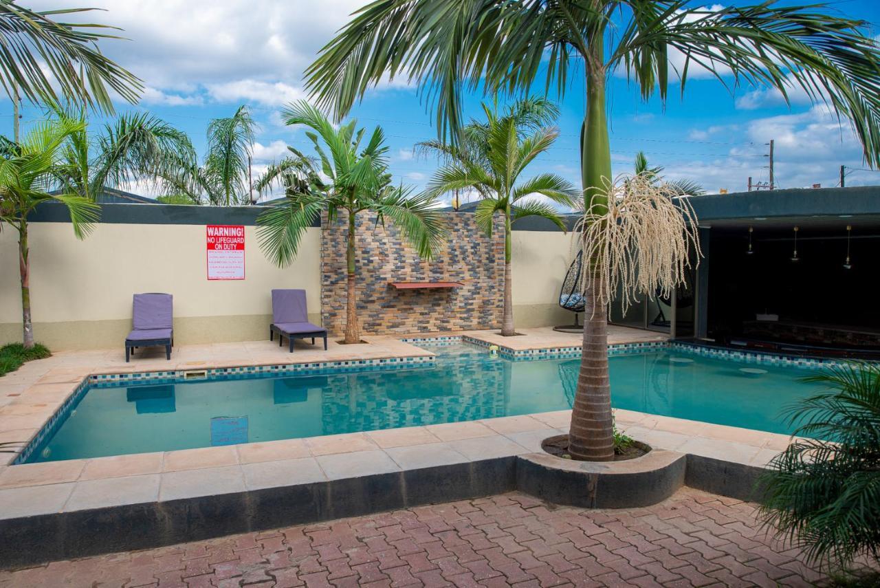 Emc Fully Furnished &Serviced Villas 4 Bedroom With Solar Power , Private Pool, Starlink Wifi ,Aircons & Dstv ルサカ エクステリア 写真