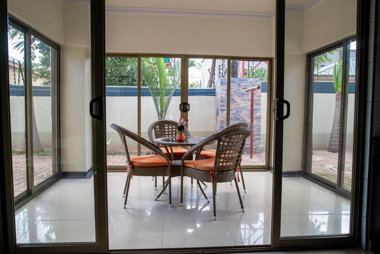 Emc Fully Furnished &Serviced Villas 4 Bedroom With Solar Power , Private Pool, Starlink Wifi ,Aircons & Dstv ルサカ エクステリア 写真