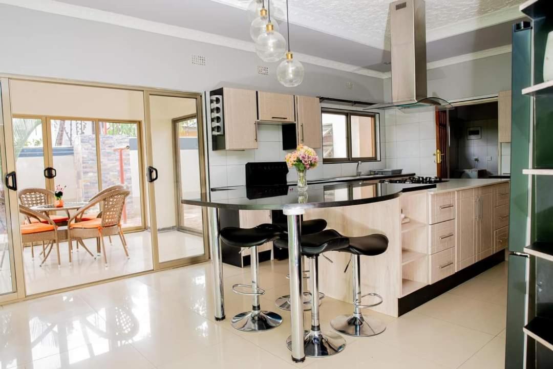 Emc Fully Furnished &Serviced Villas 4 Bedroom With Solar Power , Private Pool, Starlink Wifi ,Aircons & Dstv ルサカ エクステリア 写真