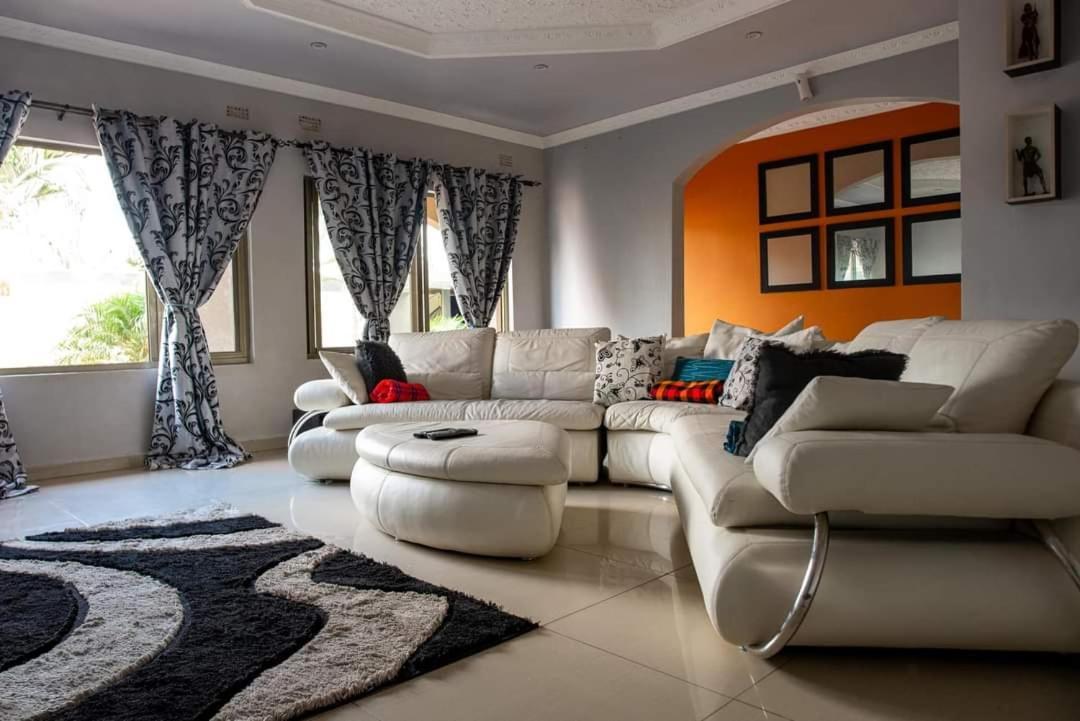 Emc Fully Furnished &Serviced Villas 4 Bedroom With Solar Power , Private Pool, Starlink Wifi ,Aircons & Dstv ルサカ エクステリア 写真