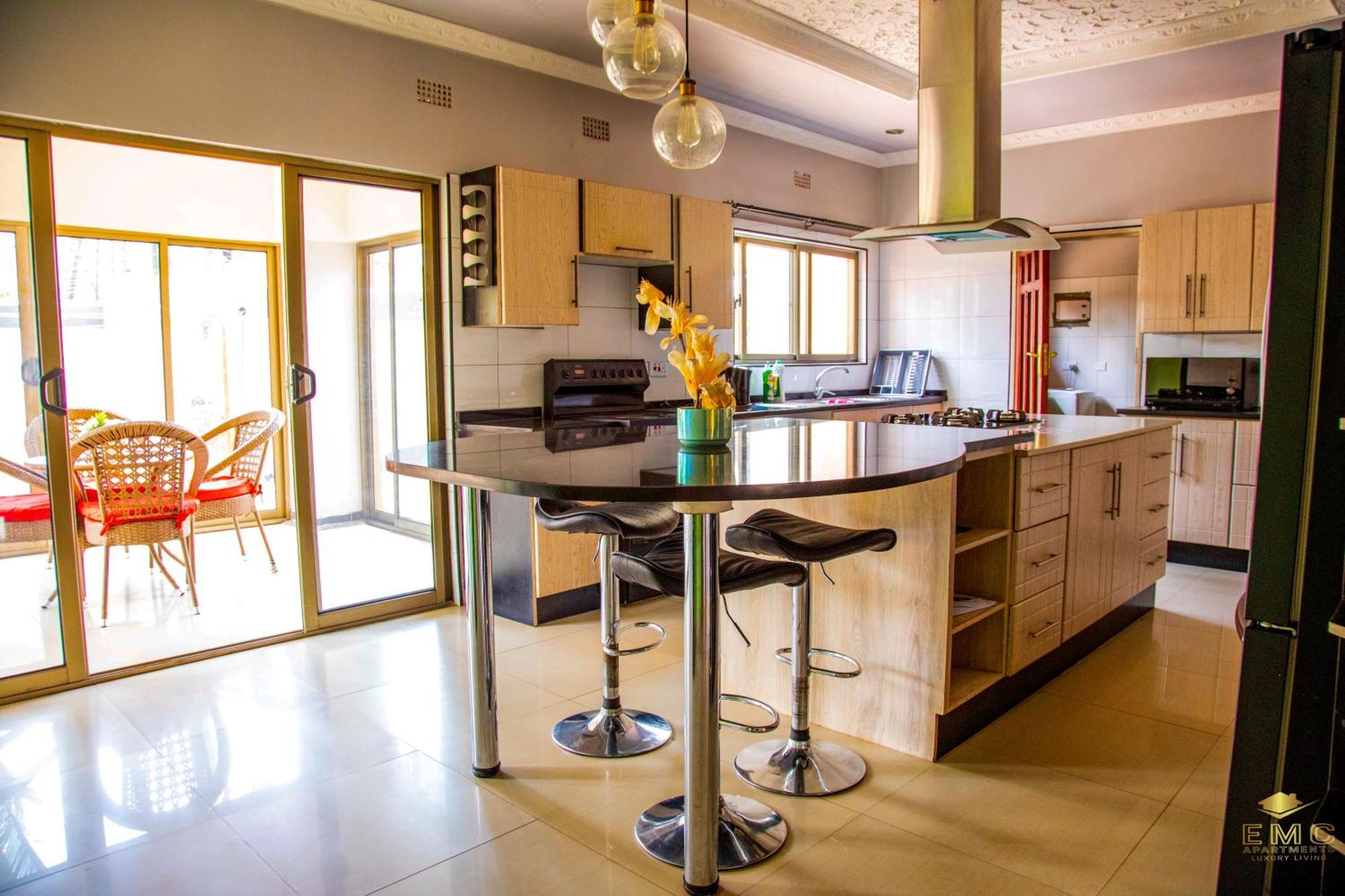 Emc Fully Furnished &Serviced Villas 4 Bedroom With Solar Power , Private Pool, Starlink Wifi ,Aircons & Dstv ルサカ エクステリア 写真